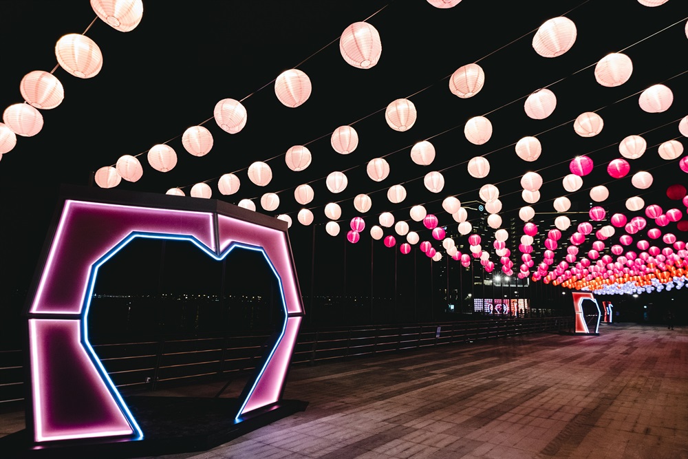 With a view to creating a vibrant and diverse waterfront, the Sustainable Lantau Office organised “Love and Reunion” Lantern Festival at Tung Chung East Promenade to celebrate the Mid-Autumn Festival with the public.